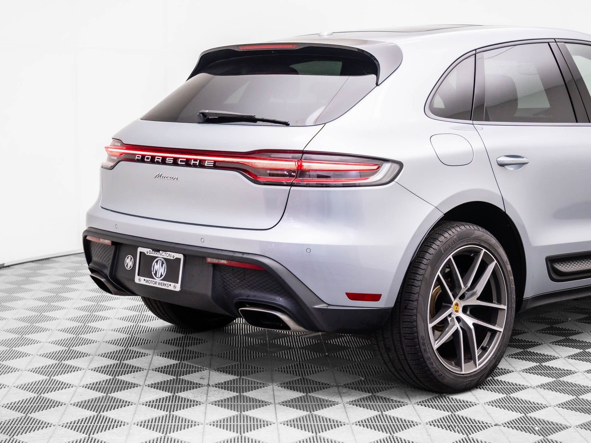 Certified 2025 Porsche Macan image 31