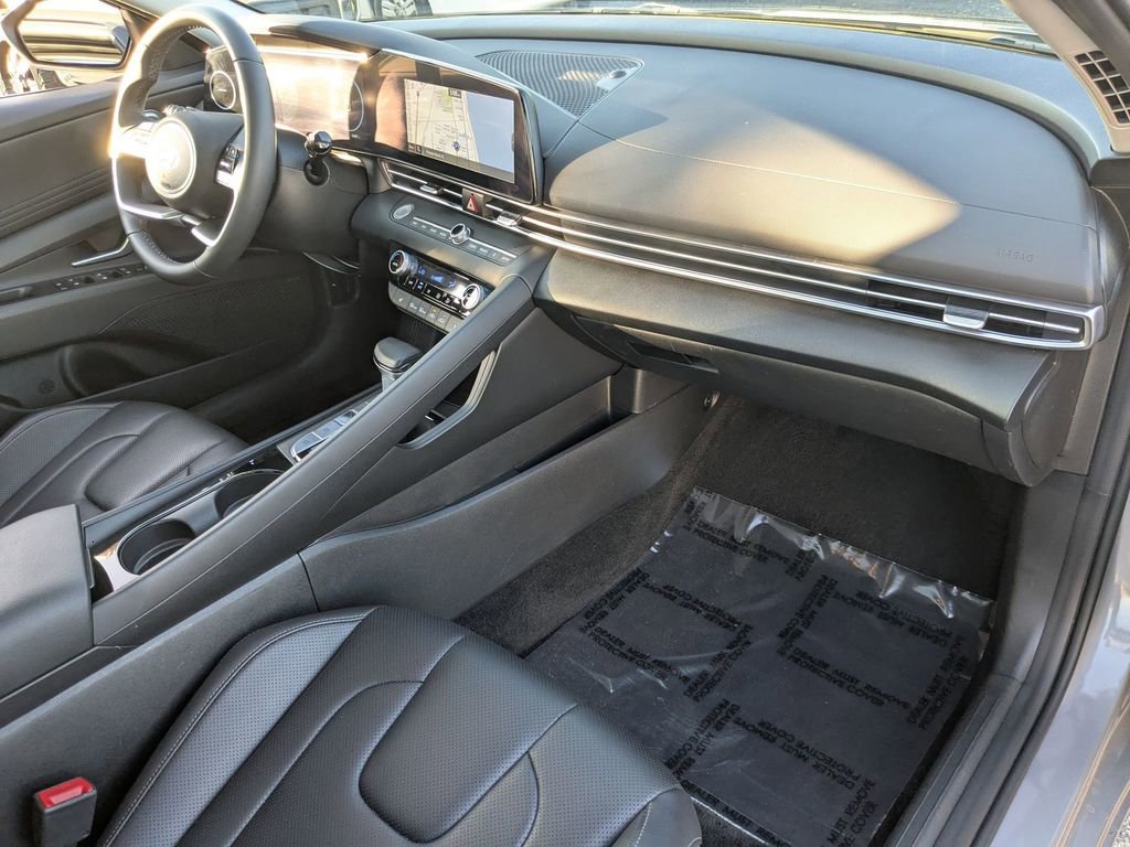 Used 2025 Hyundai Elantra Limited image 32