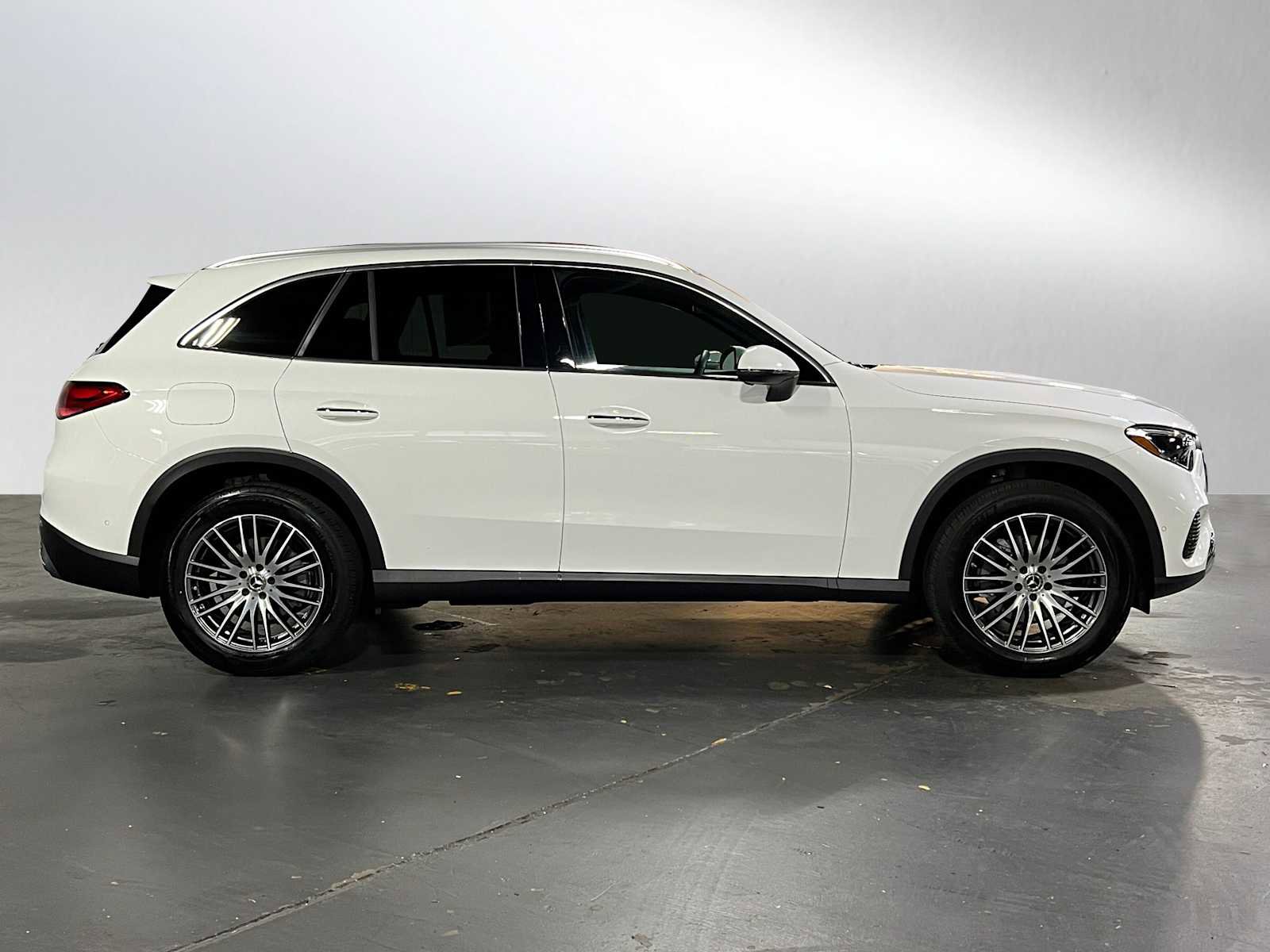 Used 2025 Mercedes-Benz GLC 300 4MATIC image 2