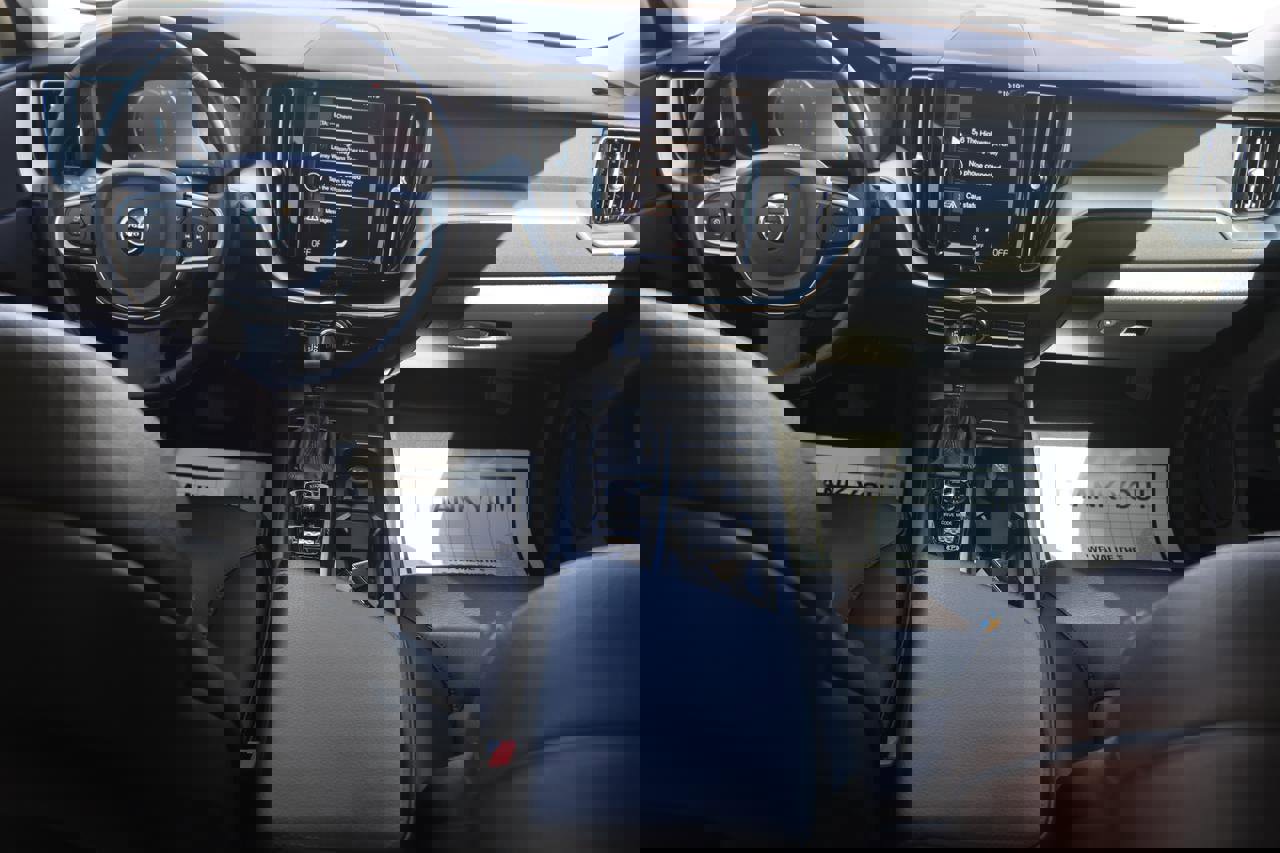 Used 2018 Volvo XC60 T5 Momentum w/ Convenience Package image 30