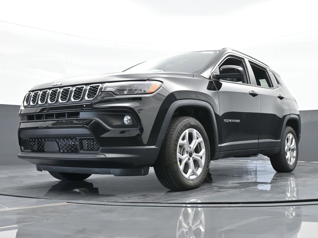 Used 2025 Jeep Compass Latitude image 46