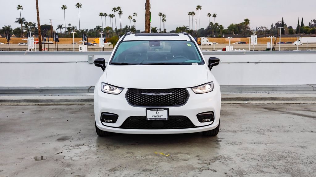 New 2026 Chrysler Pacifica Limited w/ S Appearance Package image 3