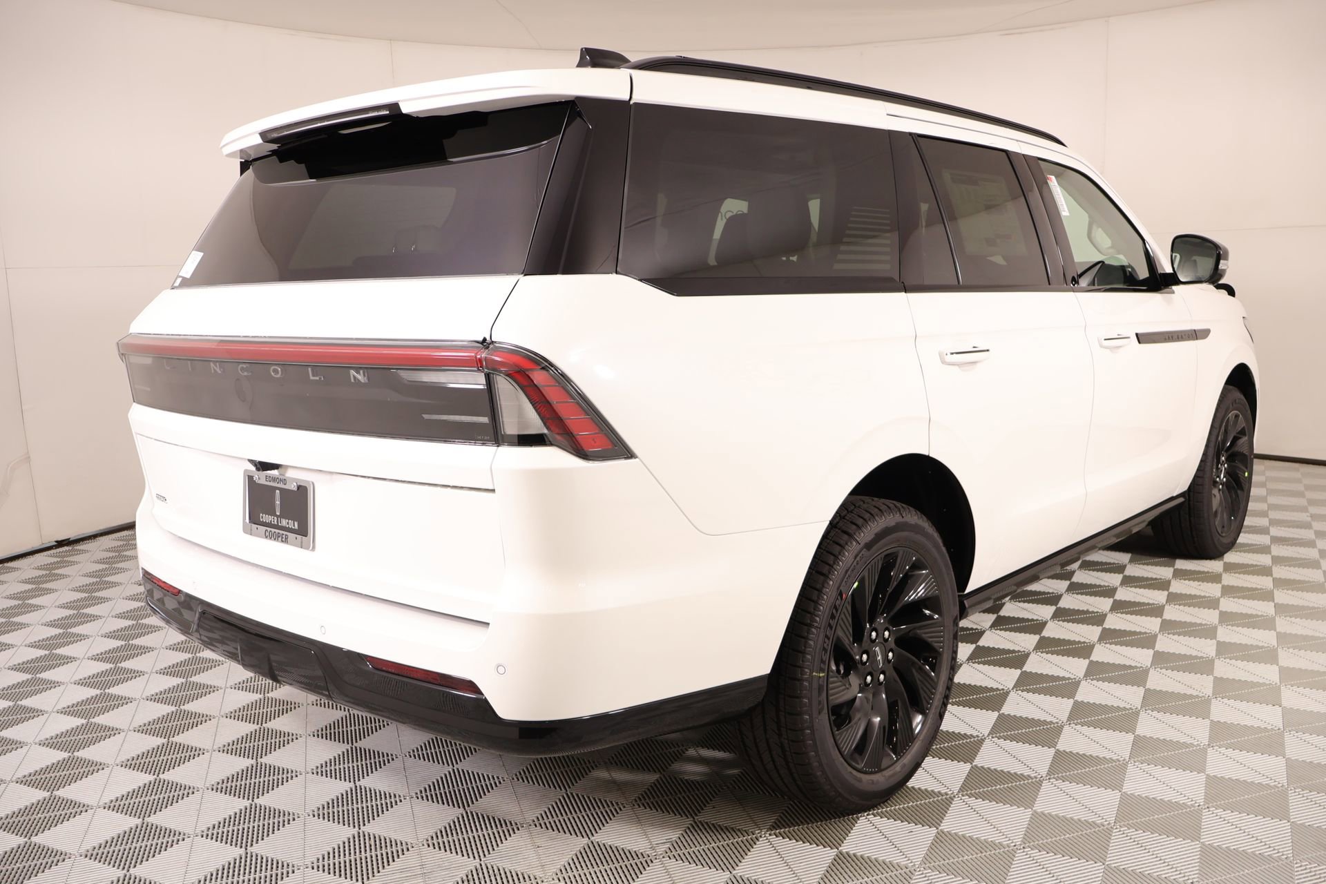 New 2026 Lincoln Navigator Reserve w/ Jet Appearance Package AWD/4WD image 23