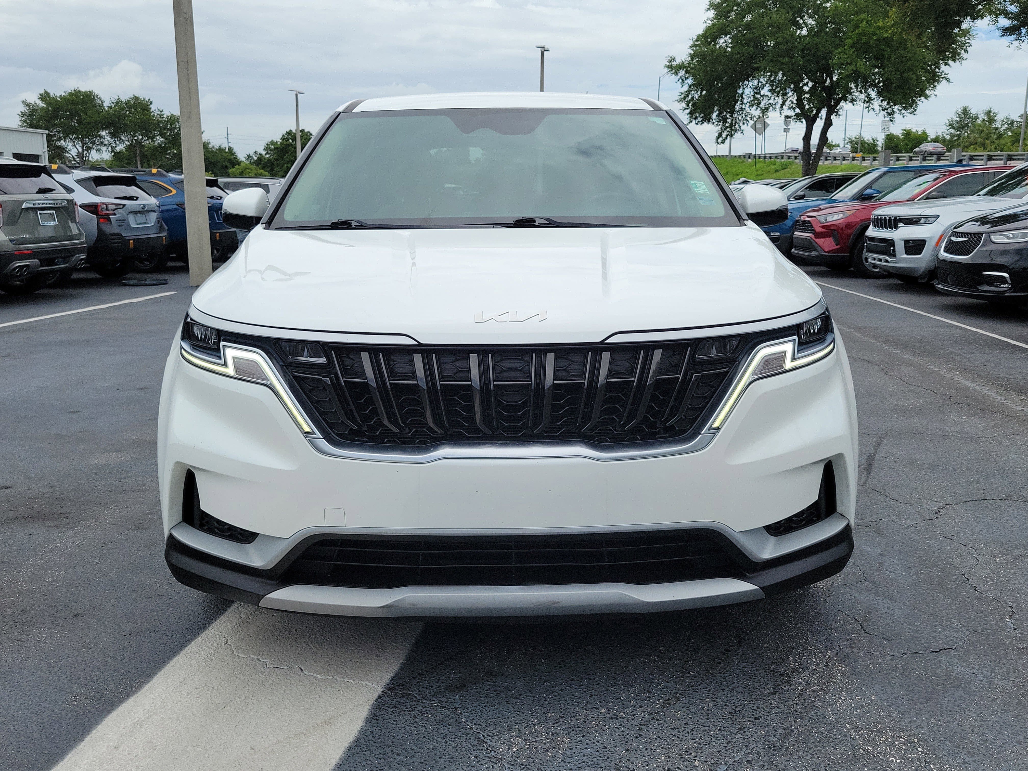 Used 2022 Kia Carnival LX FWD image 2