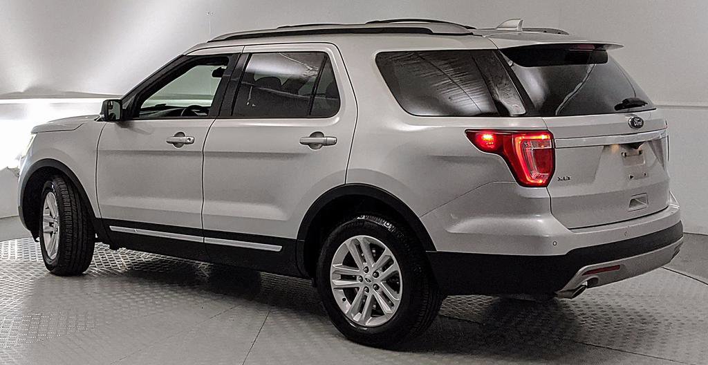 Used 2017 Ford Explorer XLT FWD image 4