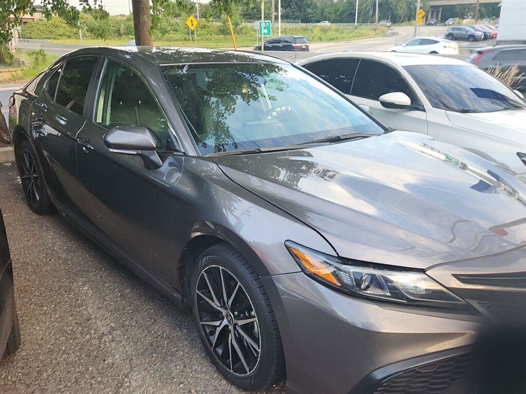 Used 2023 Toyota Camry SE FWD image 2