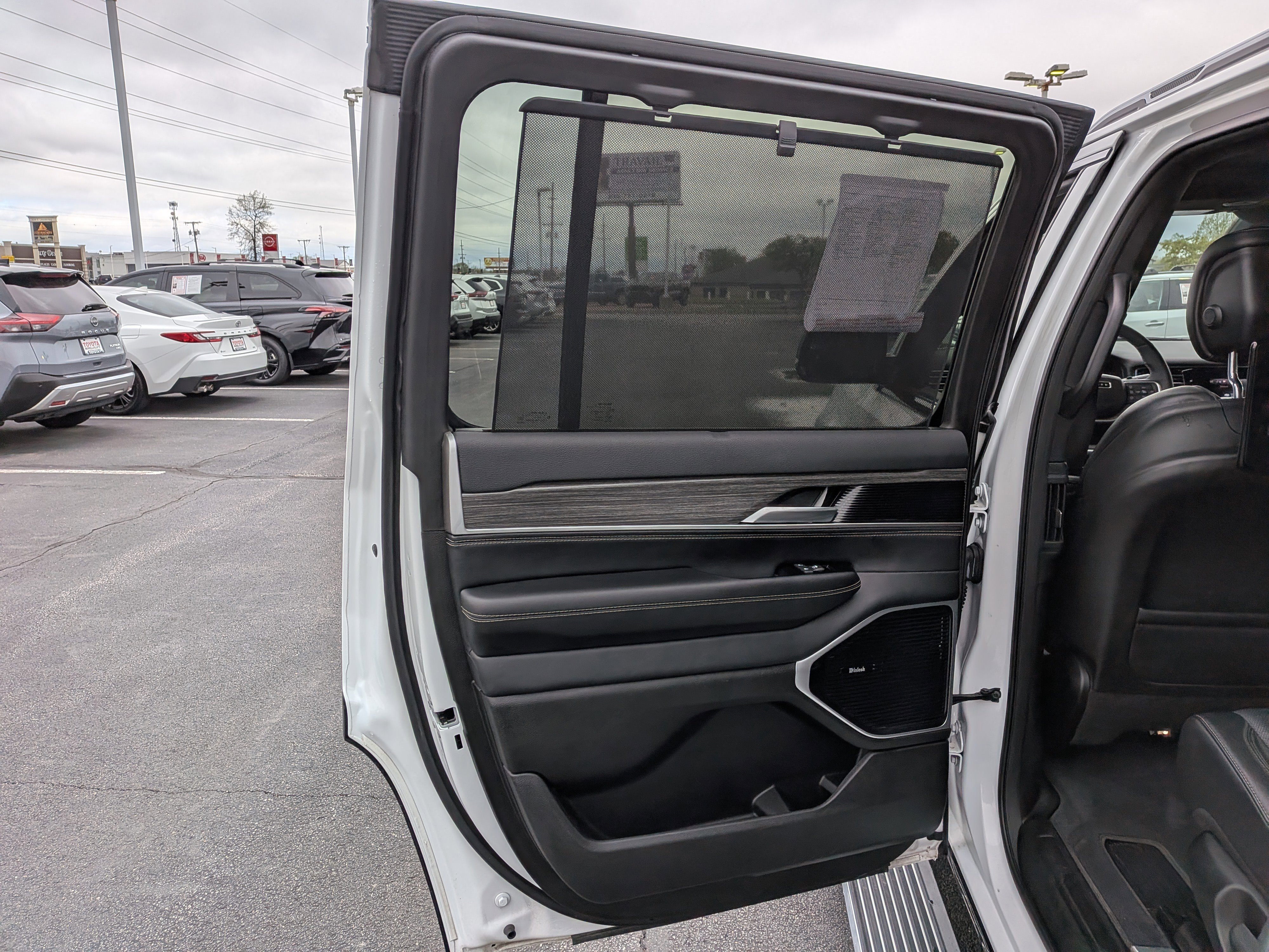 Used 2024 Jeep Wagoneer Series III w/ Premium Group I AWD/4WD image 25