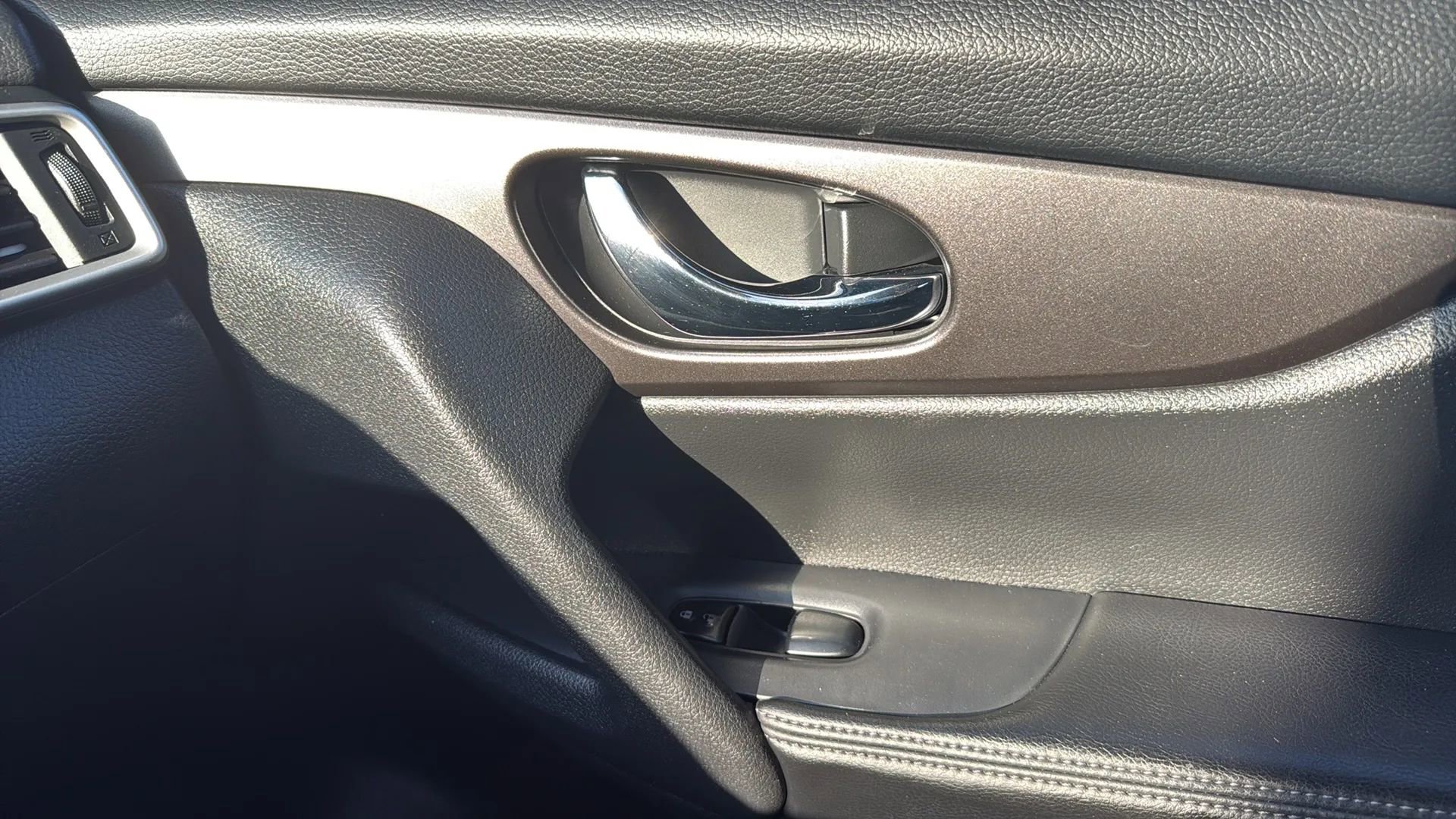 Used 2015 Nissan Rogue S image 40