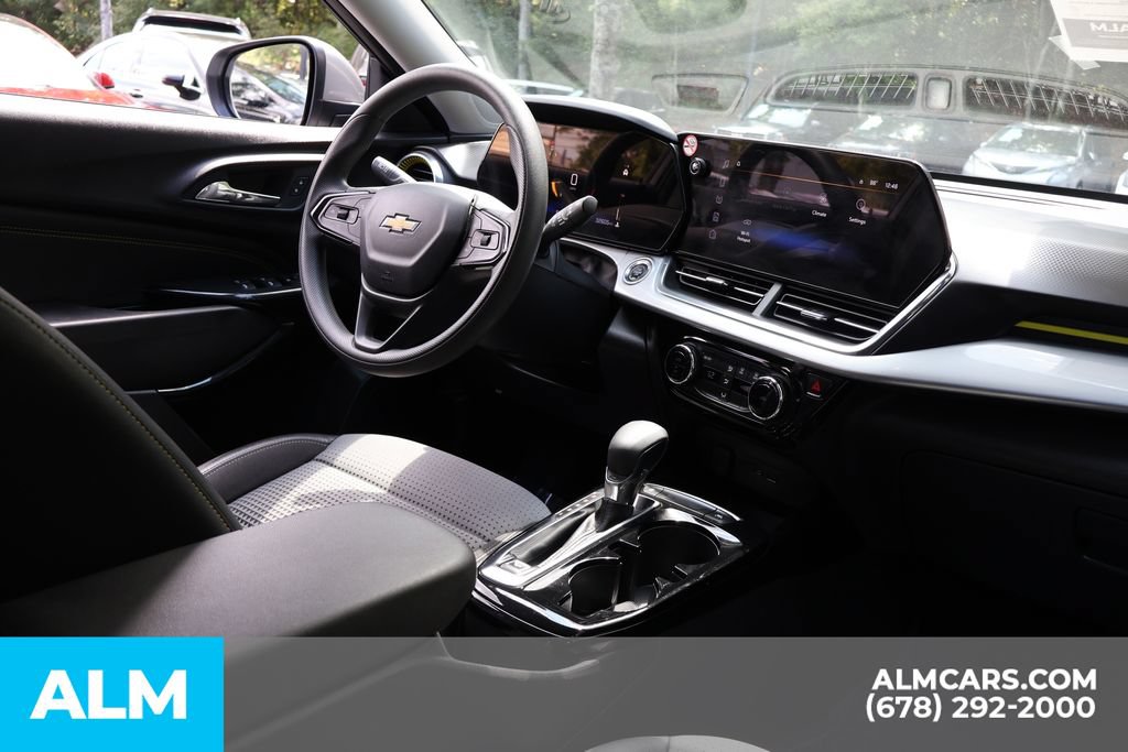 Used 2025 Chevrolet Trax LT FWD image 23