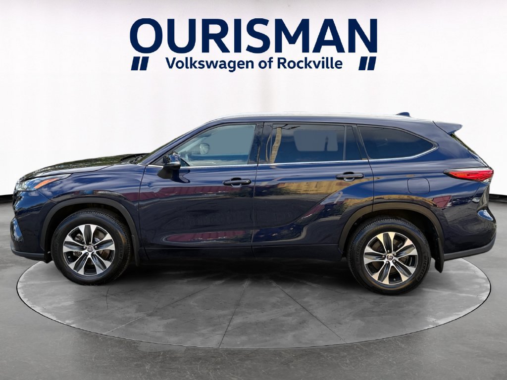 Used 2022 Toyota Highlander XLE AWD/4WD image 3
