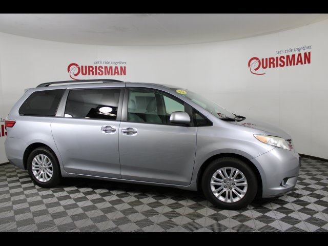 Used 2017 Toyota Sienna XLE w/ XLE Navigation Package FWD image 10
