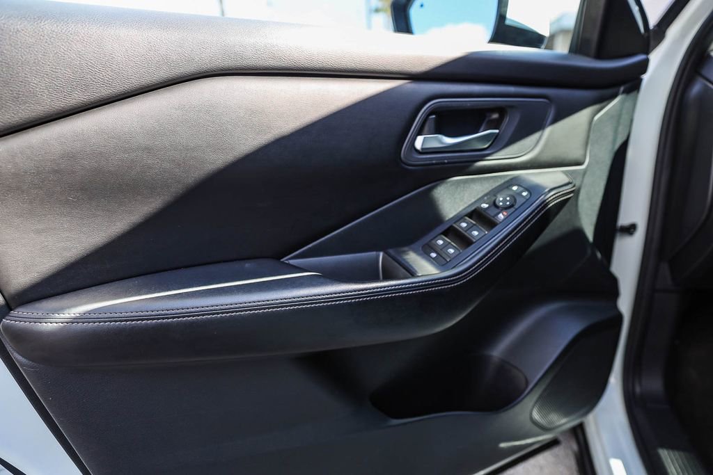 Used 2024 Nissan Rogue SV FWD image 15