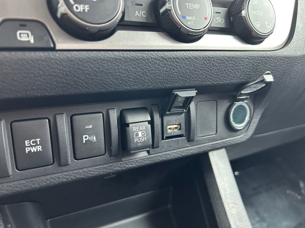 Used 2020 Toyota Tacoma SR5 AWD/4WD image 37