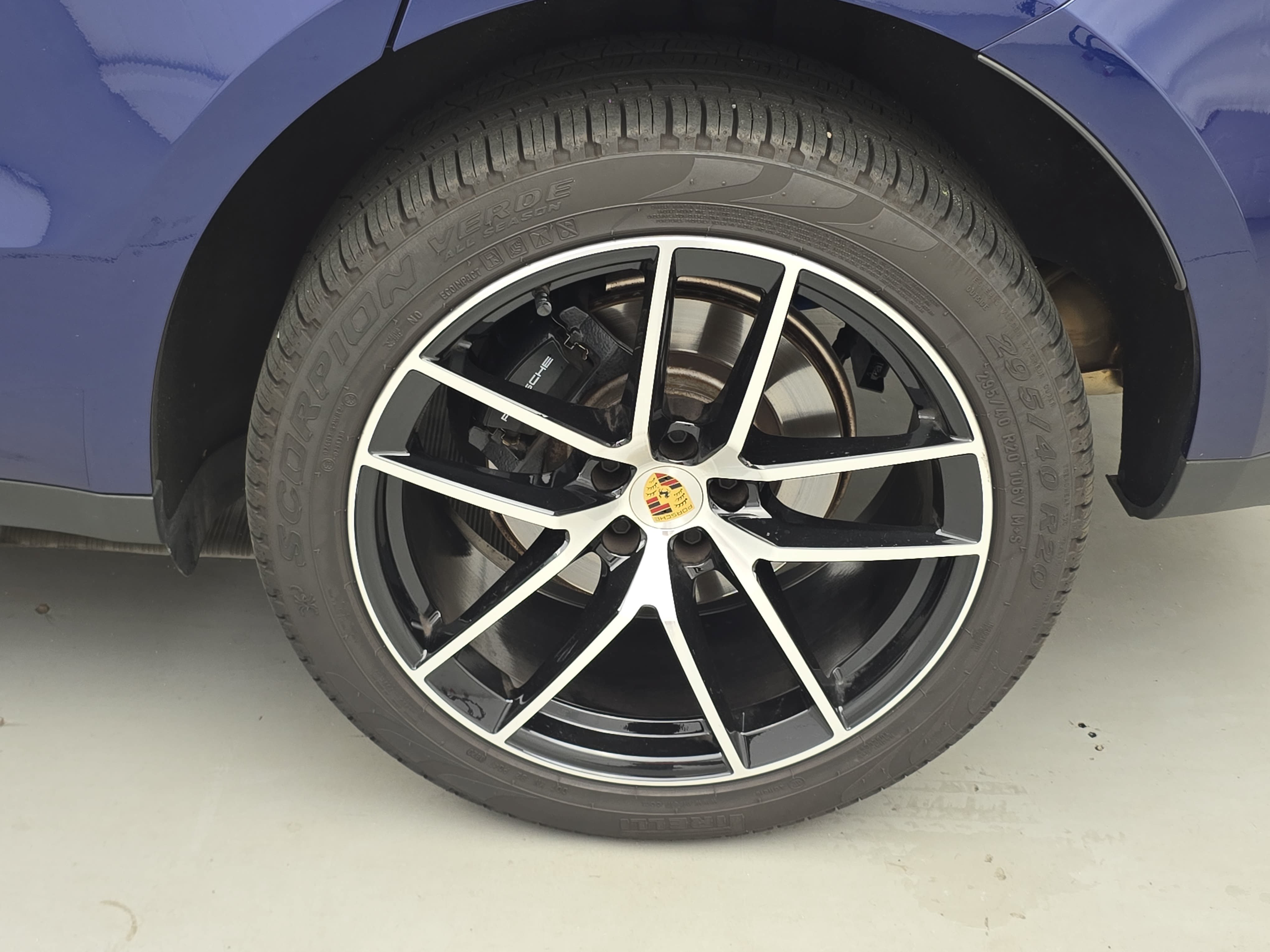 Certified 2024 Porsche Macan AWD/4WD image 36