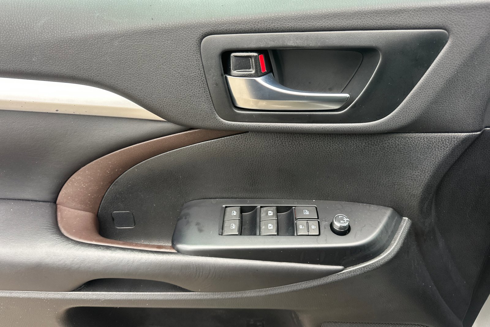 Used 2019 Toyota Highlander SE image 11