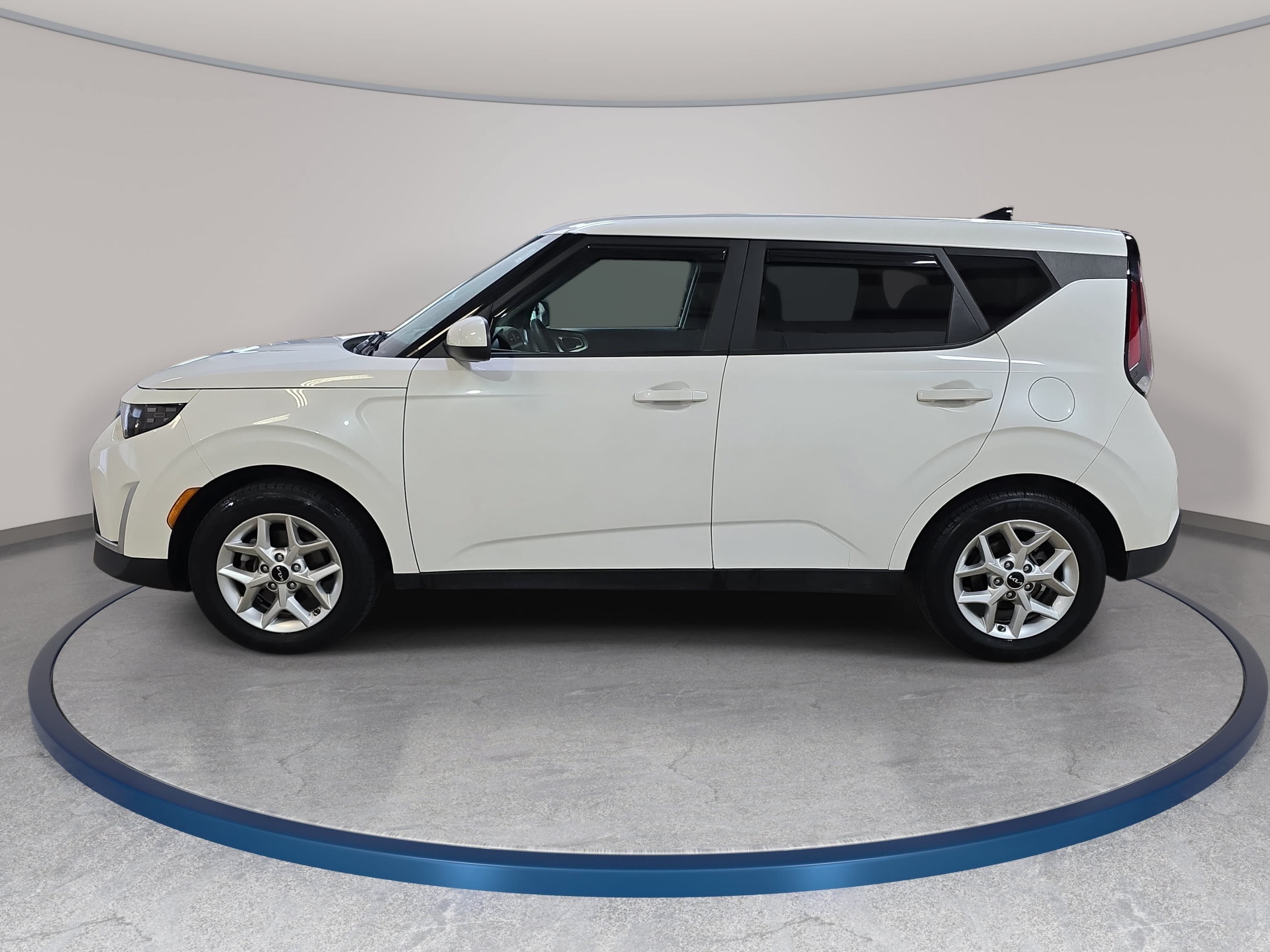 Used 2023 Kia Soul LX w/ LX Technology Package FWD image 9
