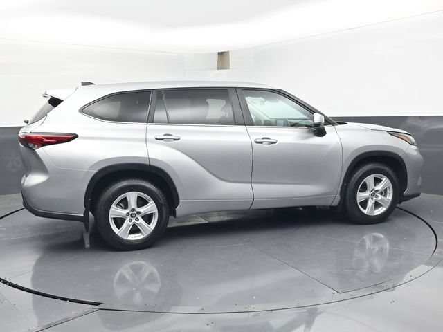 Used 2023 Toyota Highlander LE AWD/4WD image 3