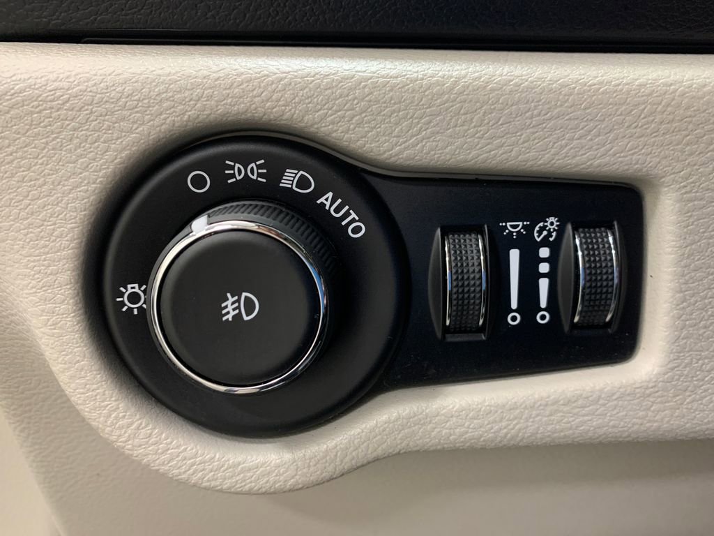 Used 2019 Chrysler Pacifica Touring-L Plus w/ Advanced Safetytec Group FWD image 15