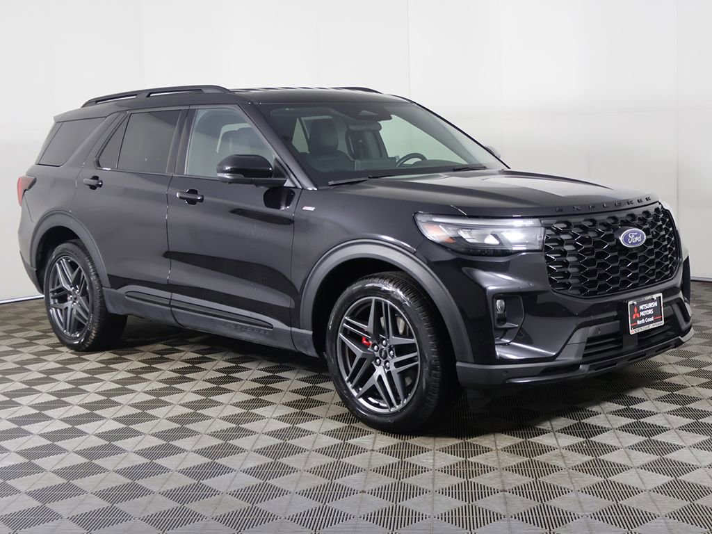 Used 2025 Ford Explorer ST-Line w/ ST-Line Street Pack AWD/4WD image 2