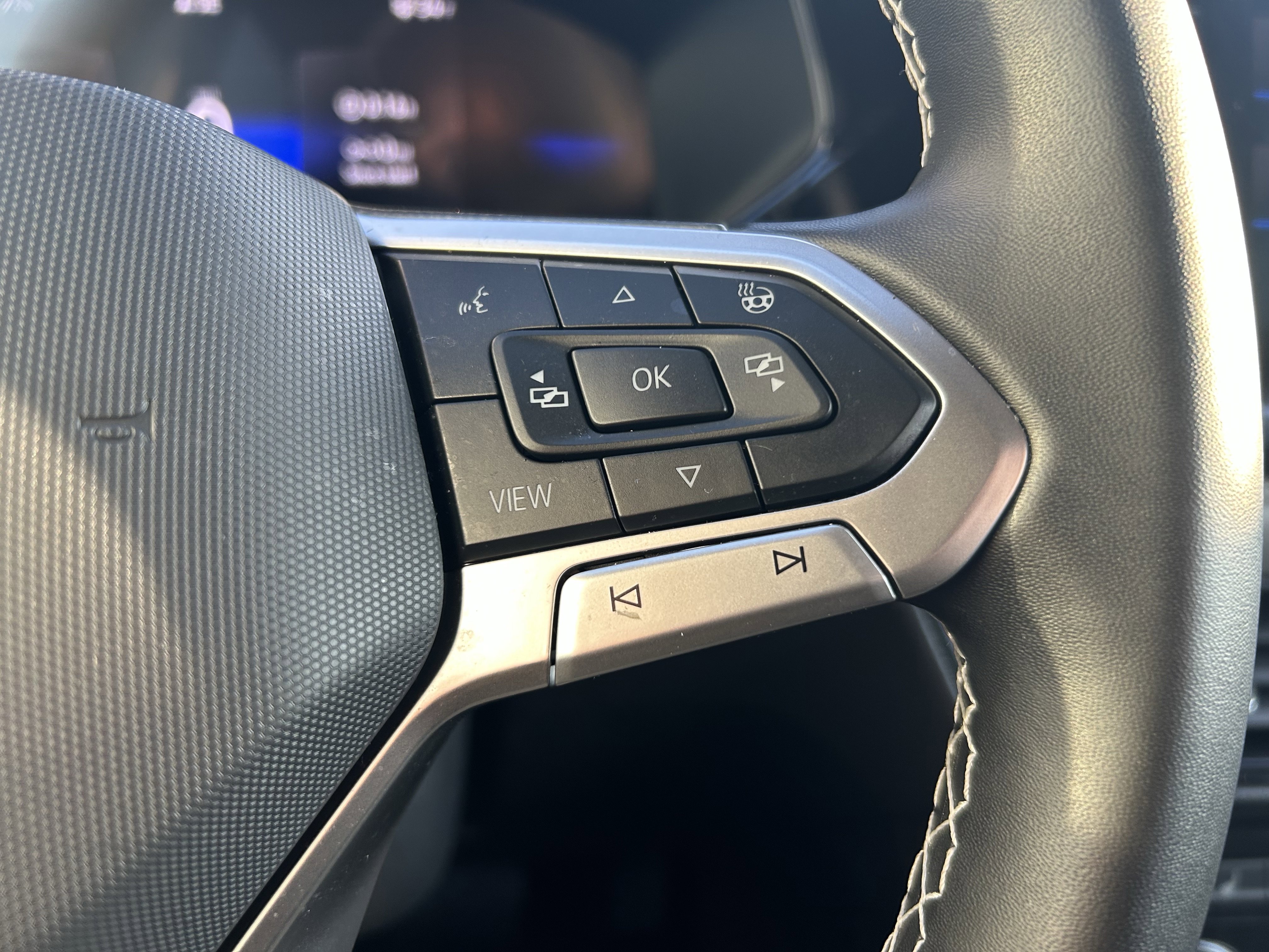 Certified 2024 Volkswagen Taos SE w/ Black Wheel Plus Package image 17