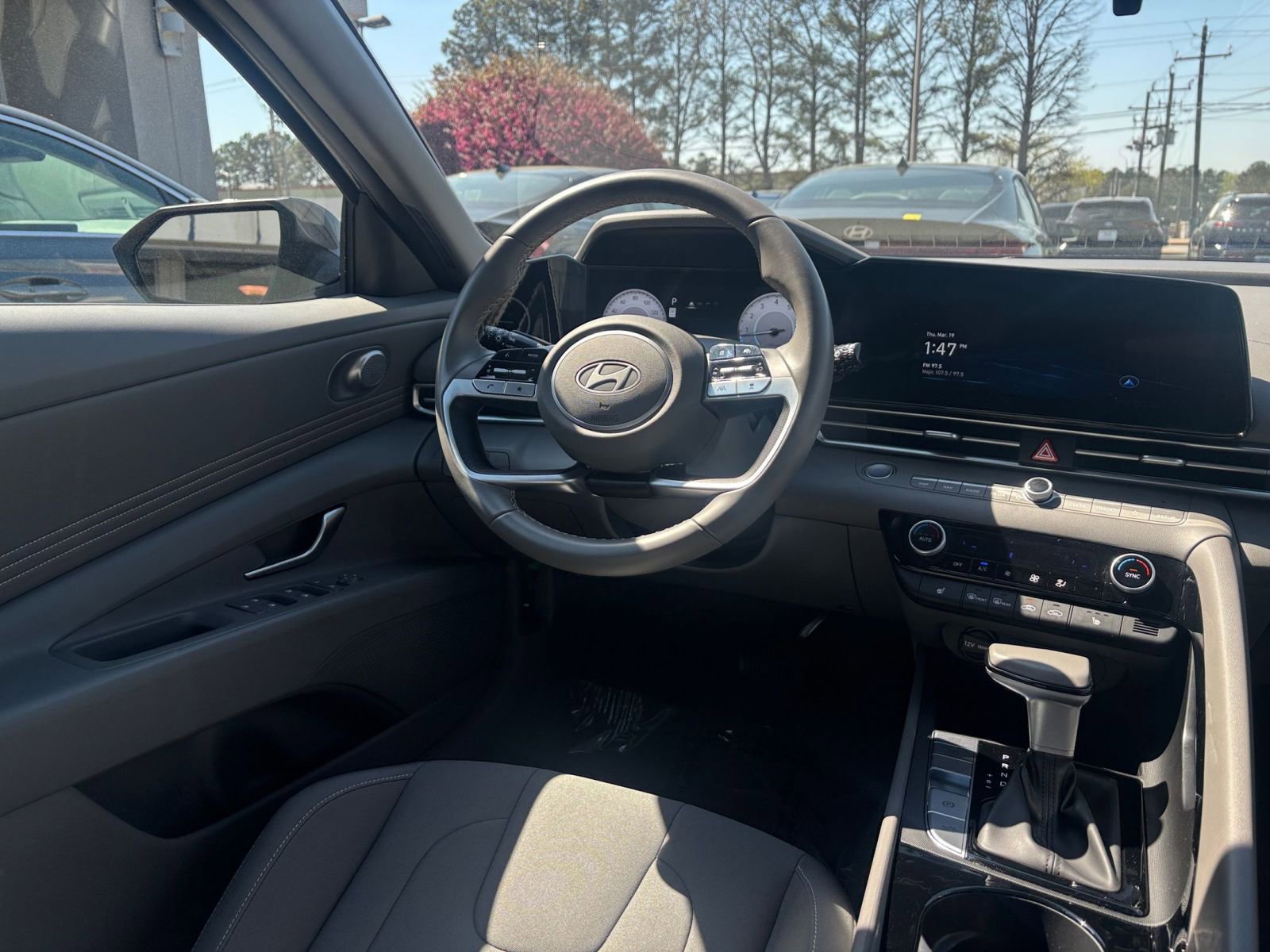 Used 2025 Hyundai Elantra SEL image 35