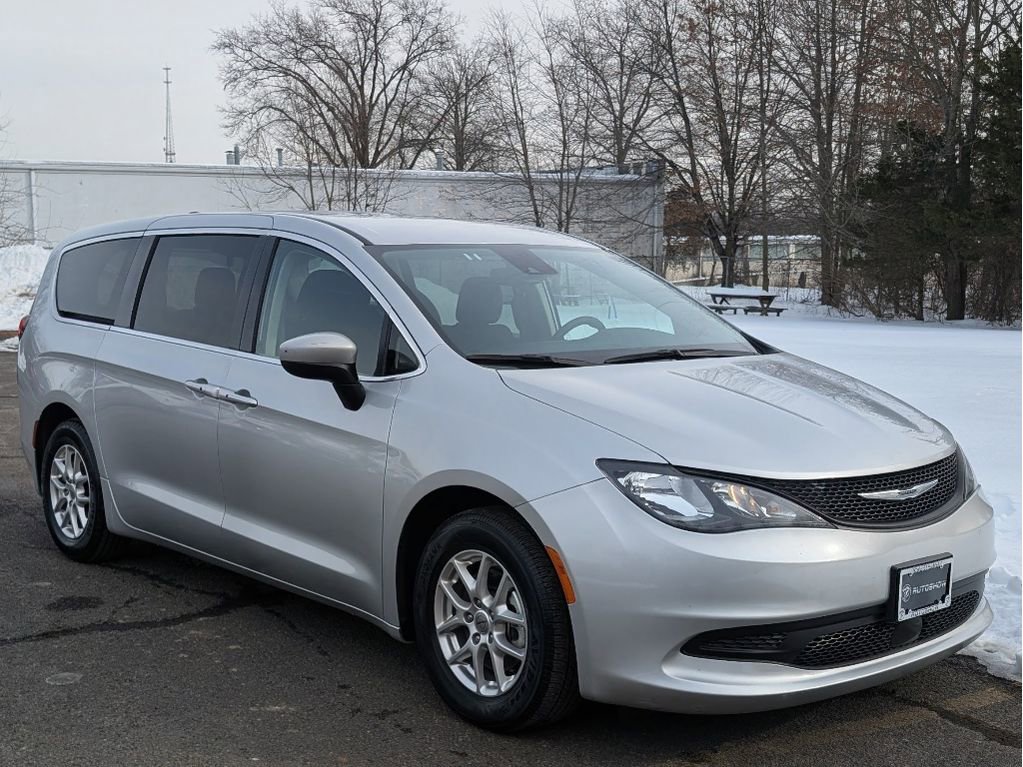 Used 2023 Chrysler Voyager LX image 3