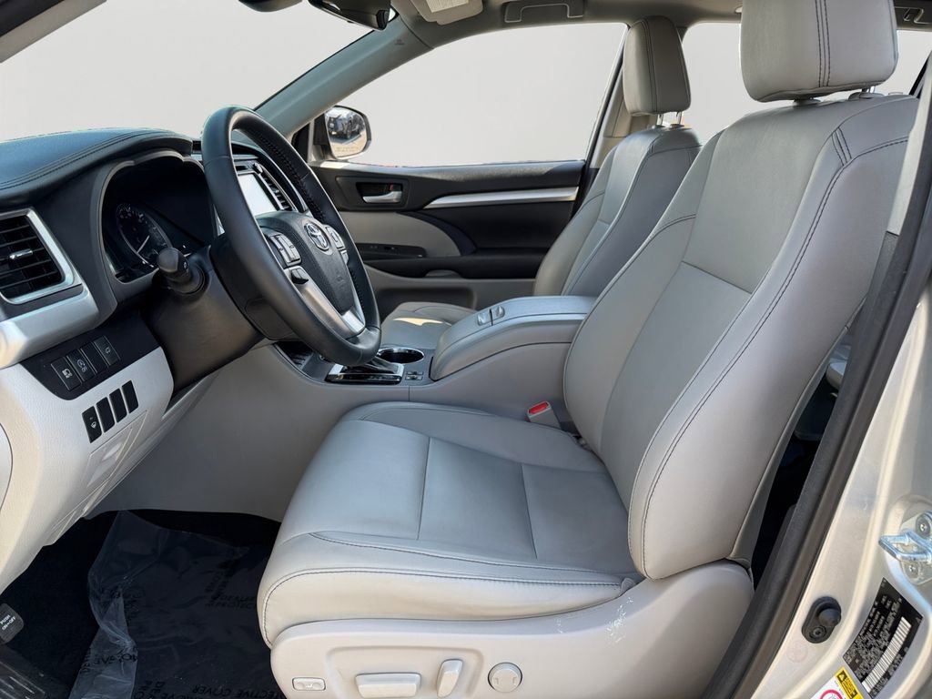 Used 2017 Toyota Highlander XLE w/ Carpet Mat Package image 15