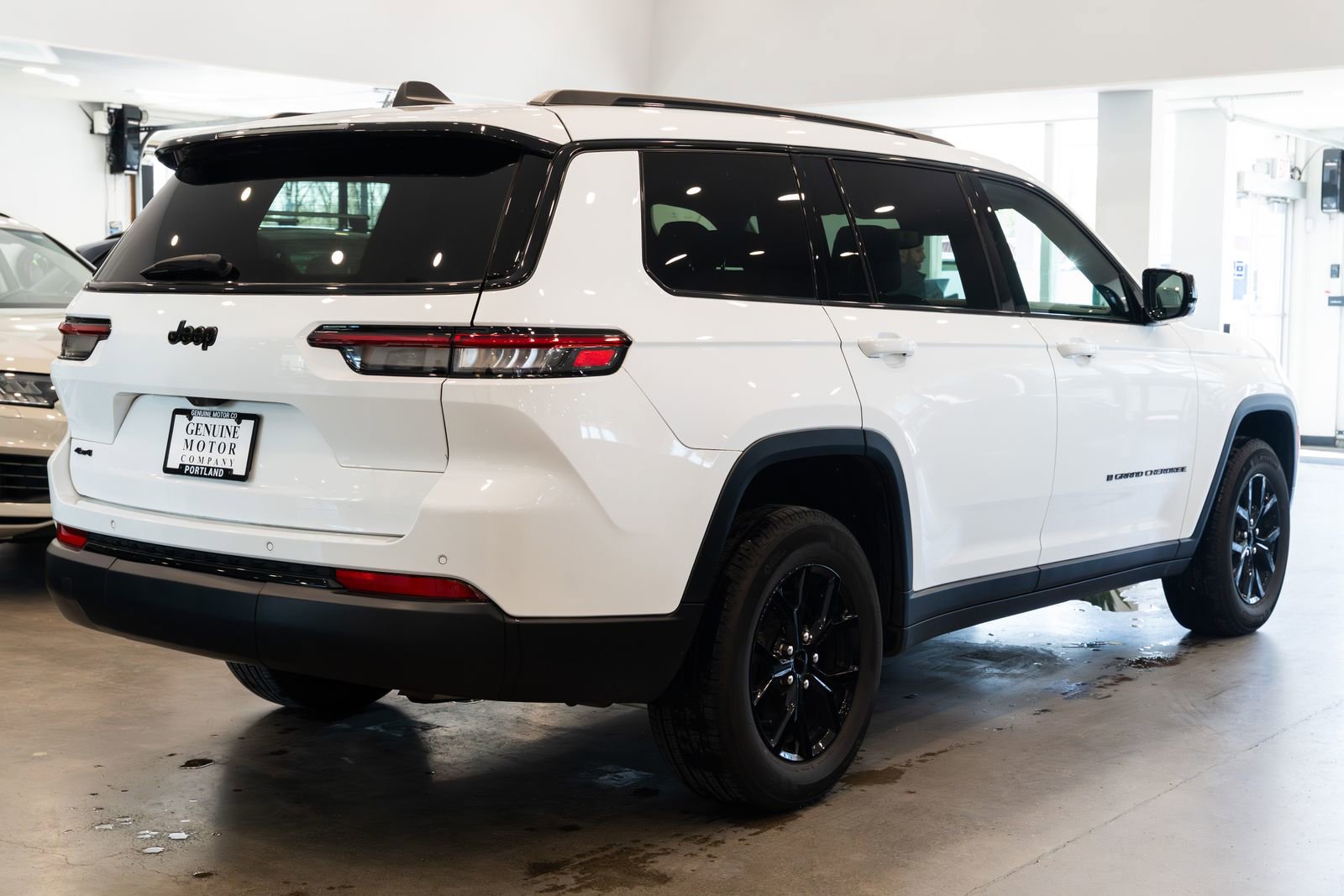Used 2024 Jeep Grand Cherokee L Altitude AWD/4WD image 4
