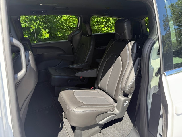 New 2026 Chrysler Pacifica Select image 16