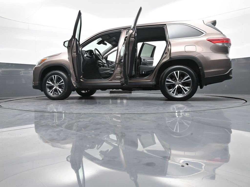 Certified 2018 Toyota Highlander LE image 49