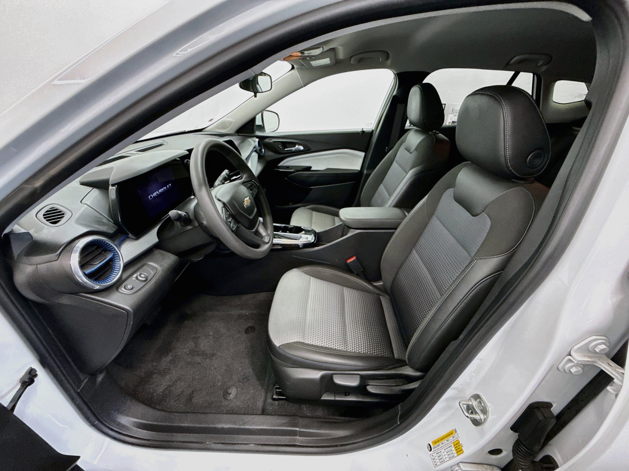 Used 2025 Chevrolet Trax LT FWD image 13
