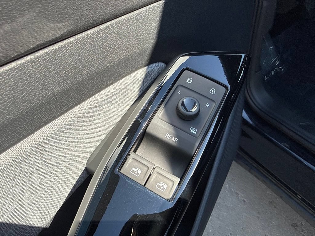 Certified 2025 Volkswagen ID.4 Pro AWD/4WD image 12