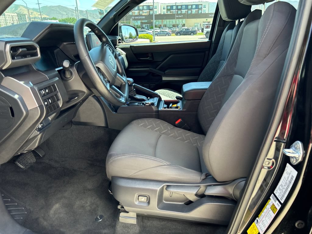Used 2025 Toyota Tacoma SR5 AWD/4WD image 10