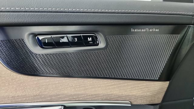 New 2026 Volvo XC90 T8 Plus w/ Protection Package Premier AWD/4WD image 11
