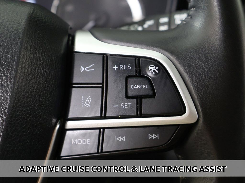 Used 2024 Toyota Highlander LE AWD/4WD image 3