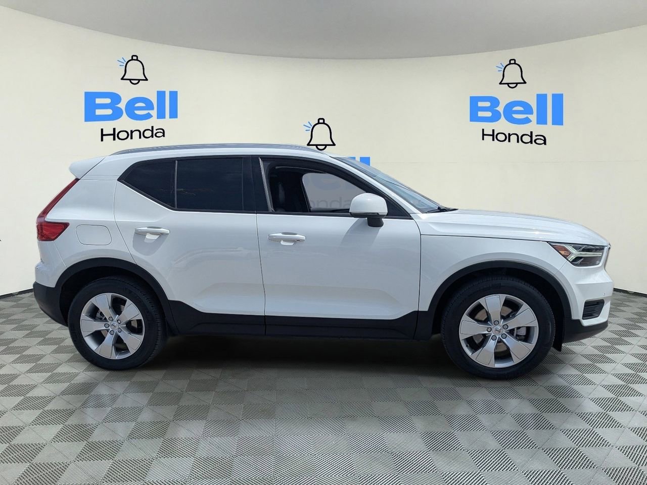 Used 2020 Volvo XC40 T4 Momentum w/ Protection Package Premier image 5