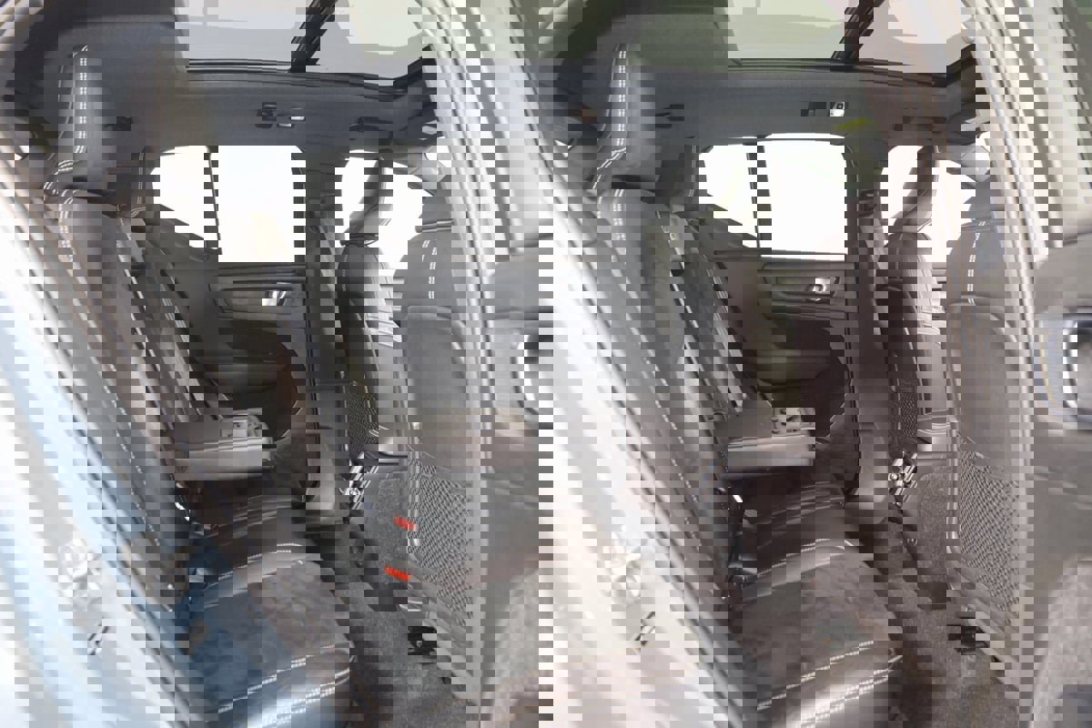 Used 2020 Volvo XC40 T5 R-Design image 14