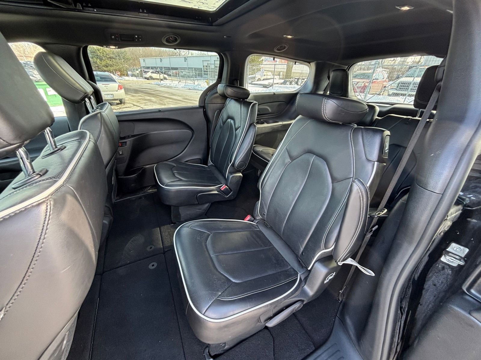 Used 2025 Chrysler Pacifica Limited image 28