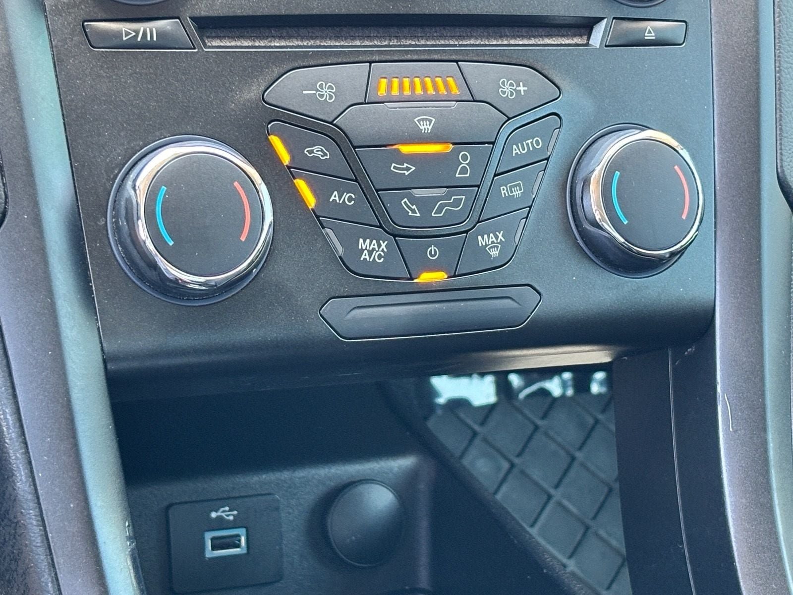 Used 2018 Ford Fusion SE w/ Equipment Group 601A FWD image 26