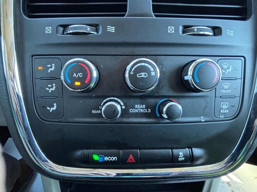 Used 2018 Dodge Grand Caravan SE image 31