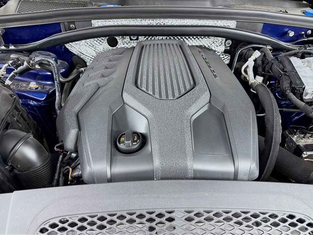 Certified 2024 Porsche Macan AWD/4WD image 31