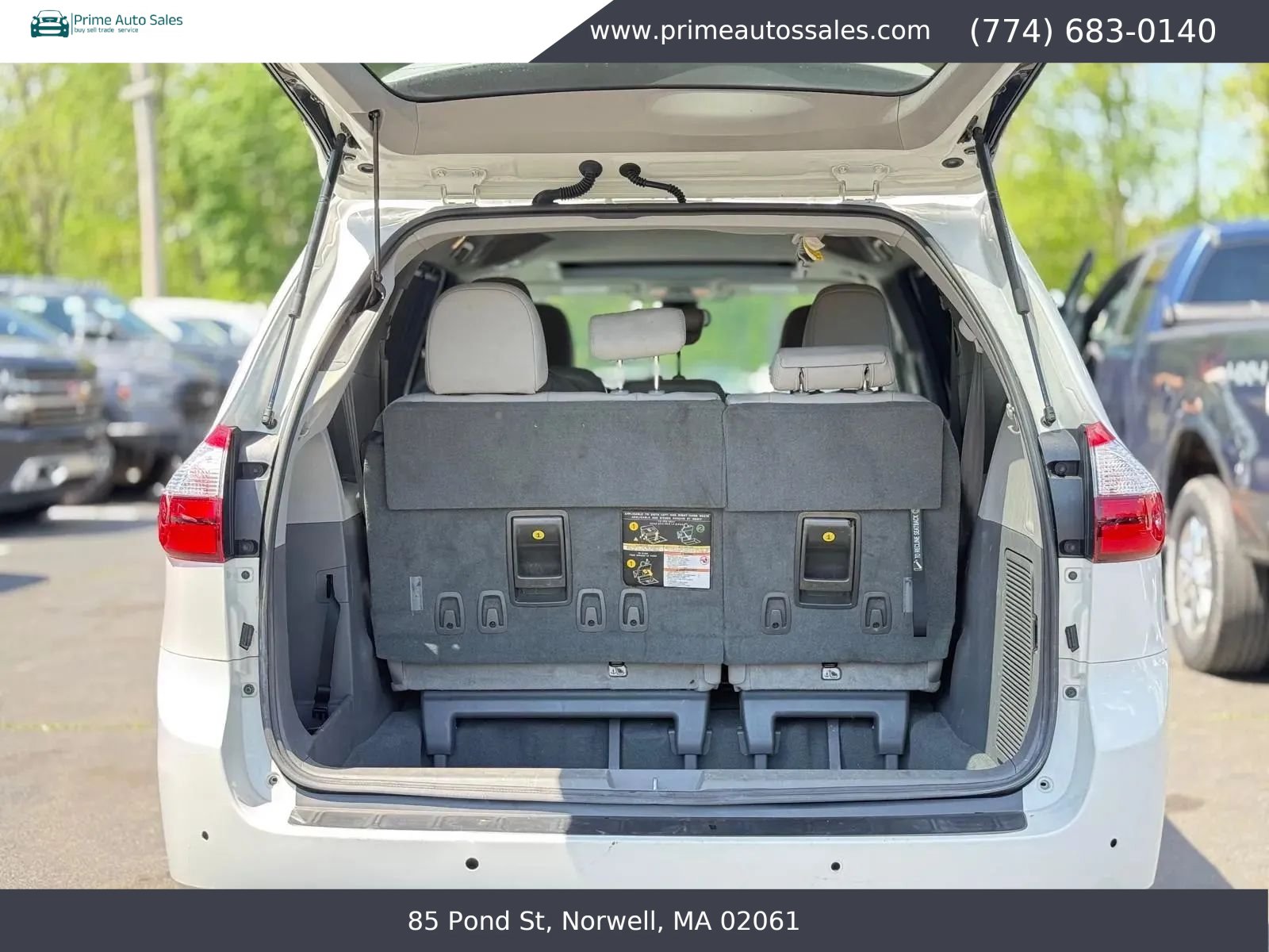 Used 2019 Toyota Sienna XLE w/ XLE Navigation Package FWD image 9