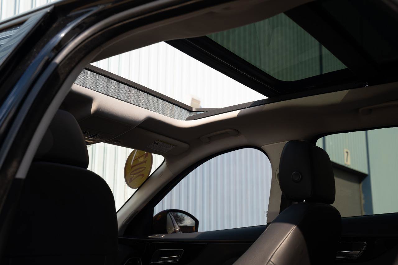 Used 2017 Jaguar F-PACE Premium image 28