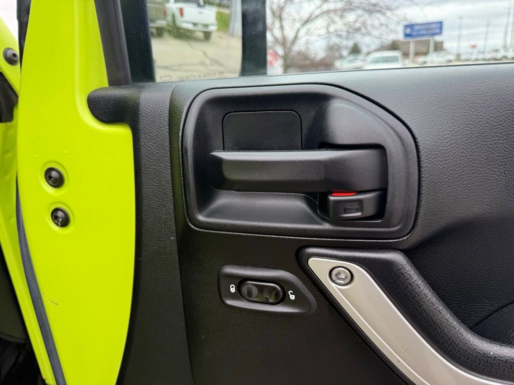 Used 2016 Jeep Wrangler Unlimited Rubicon w/ Connectivity Group image 29