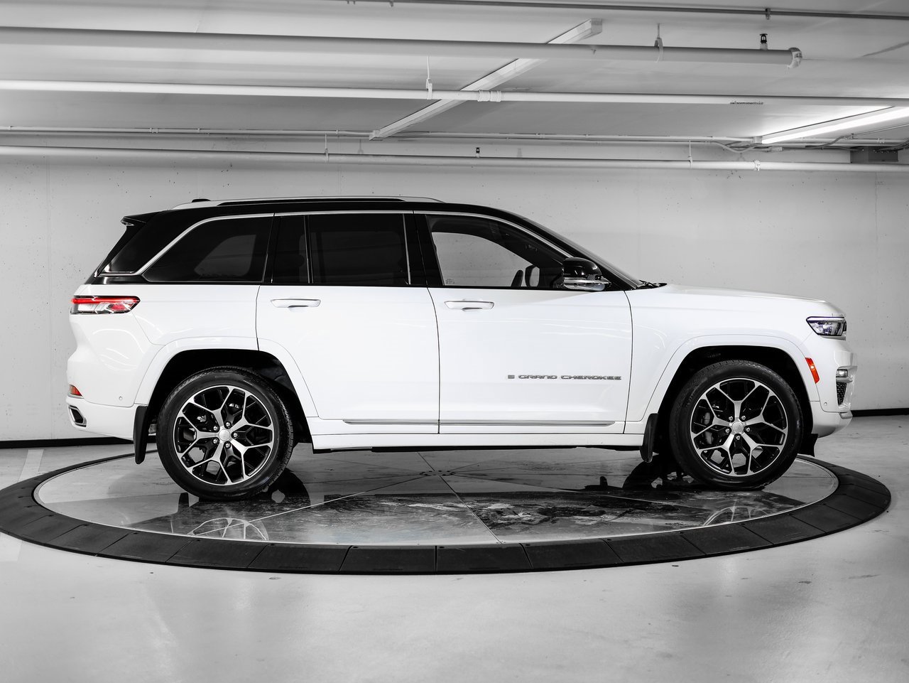 Used 2022 Jeep Grand Cherokee Summit image 8