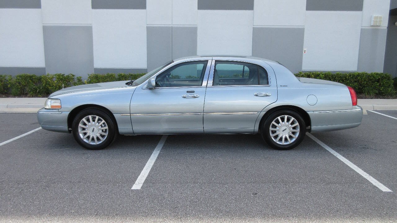 Used 2007 Lincoln Town Car Signature RWD image 2