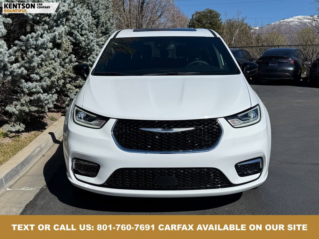 Used 2026 Chrysler Pacifica Limited image 2