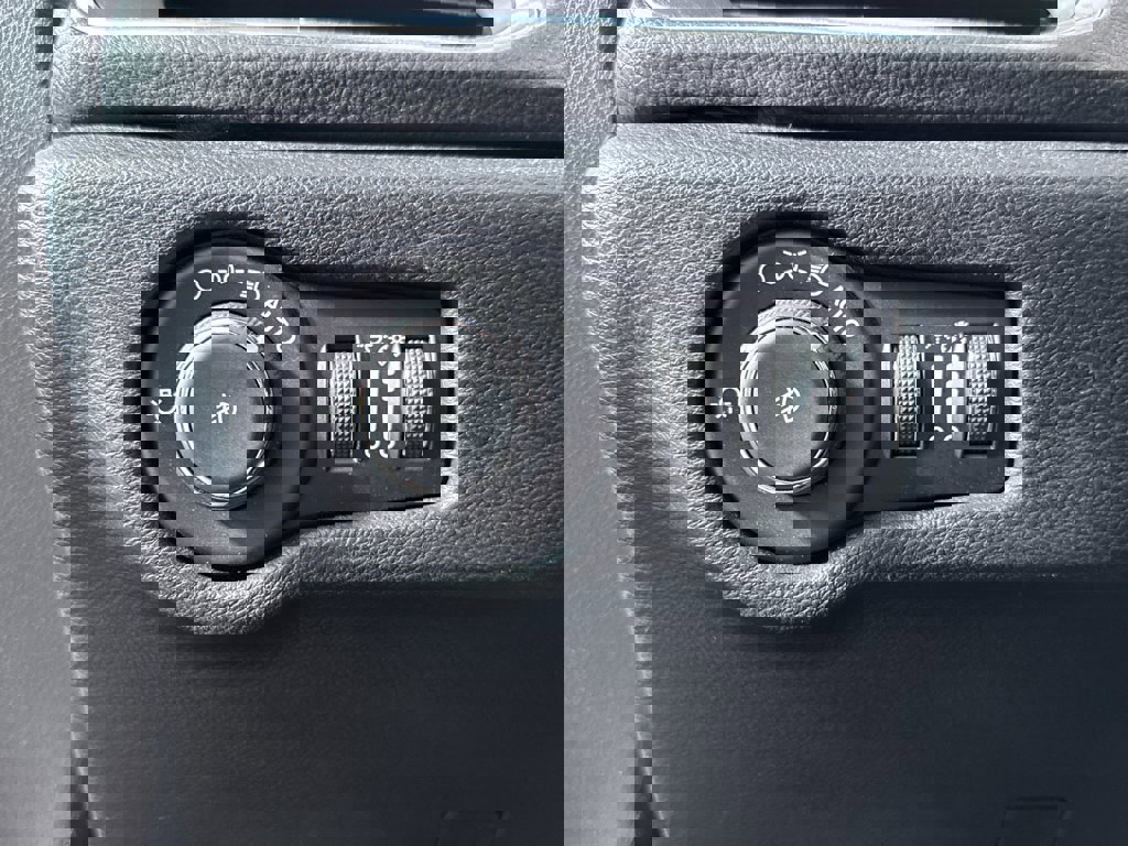 Used 2020 Chrysler Pacifica Limited w/ Advanced Safetytec Group image 34