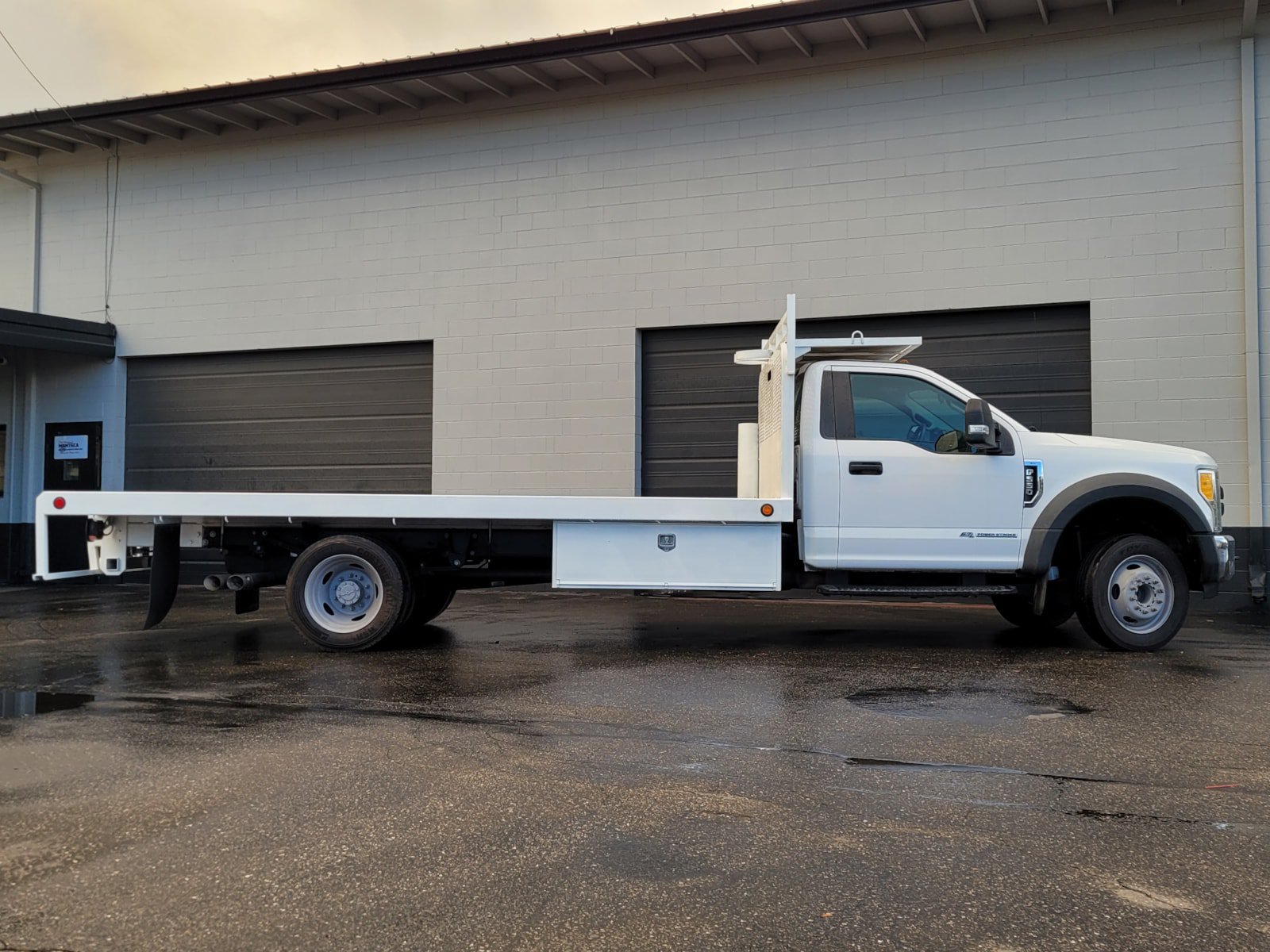 Used 2017 Ford F550 2WD Regular Cab Super Duty image 4
