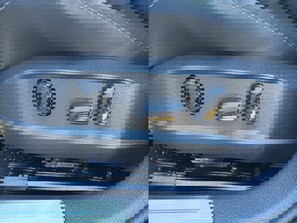 Used 2015 Volkswagen Golf R 4-Door image 7